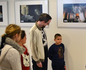 Die Kinder erklären gemeinsam mit Daniel Heimbach ihre Bilder