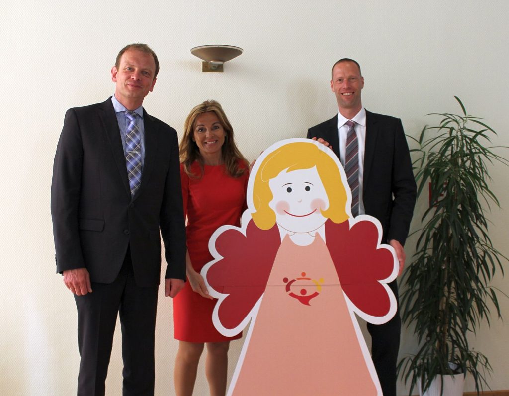 Gemeinsam mit ausgewählten Gästen und Michaela Noll, Mitglied im Verteidigungsausschuss des Deutschen Bundestages und Schirmherrin der Aktion, lebte Markus Nitsche vor, was bald in ganz Deutschland Schule machen soll: ein Bild mit dem Familienengel als Gruß in die Heimat.
